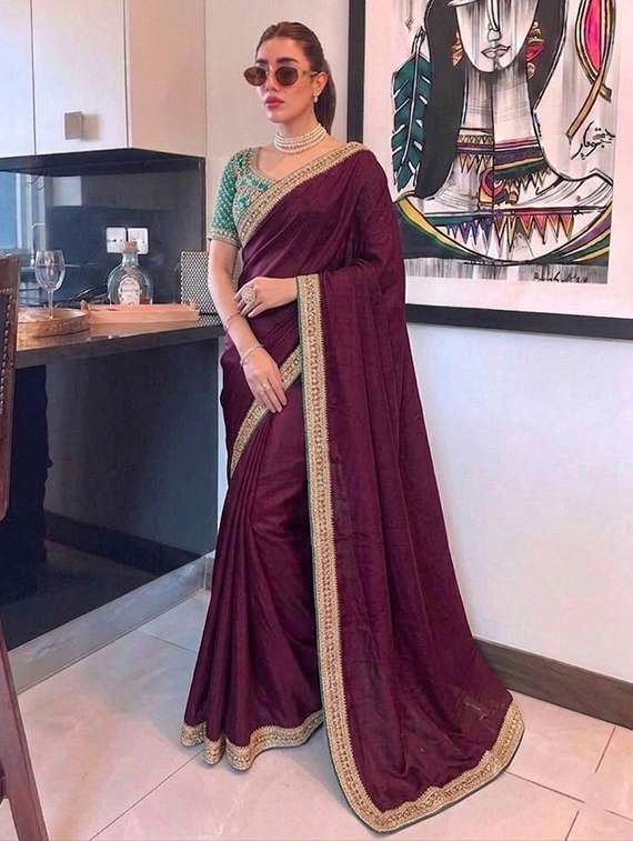 women solid with bordered saree with blouse