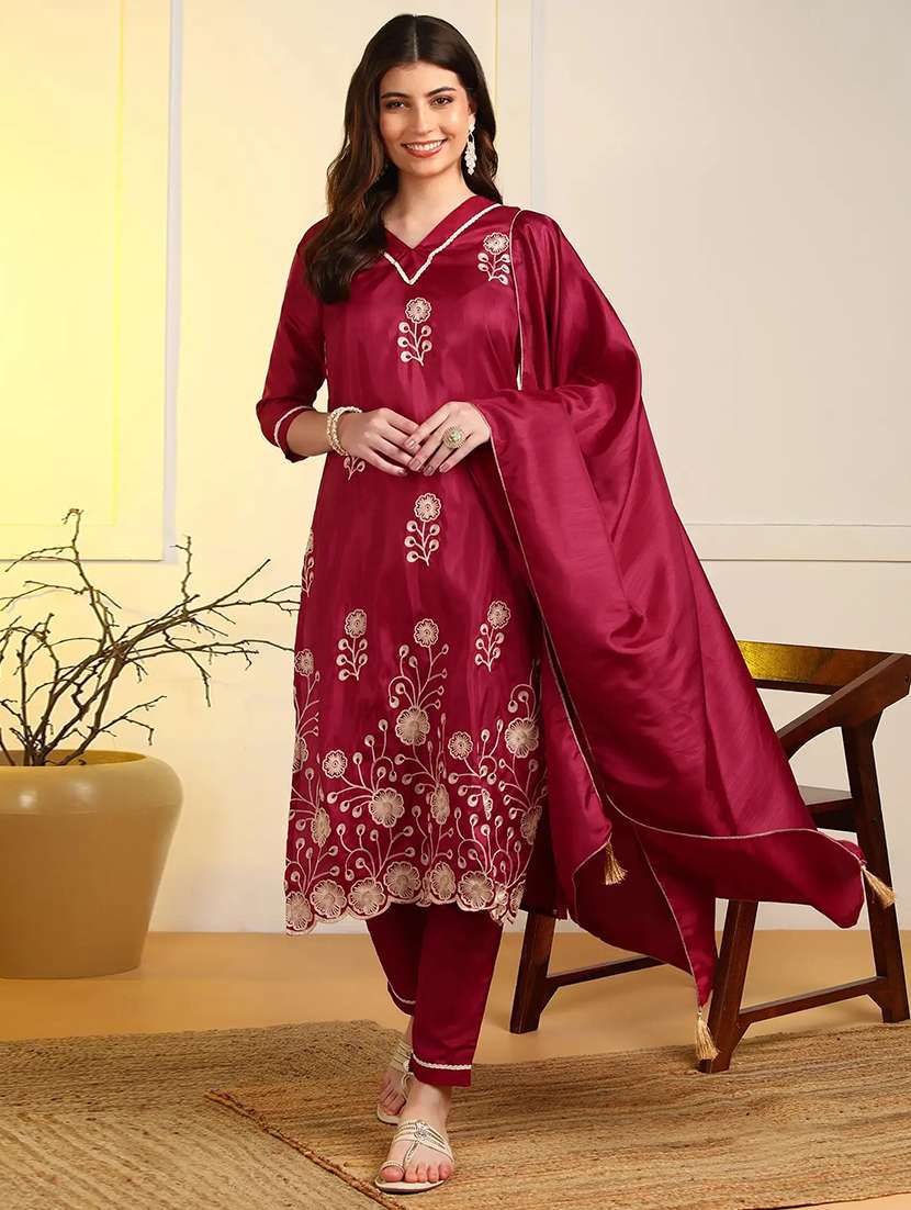 women embroidered three quarter sleeves kurta pant set with dupatta