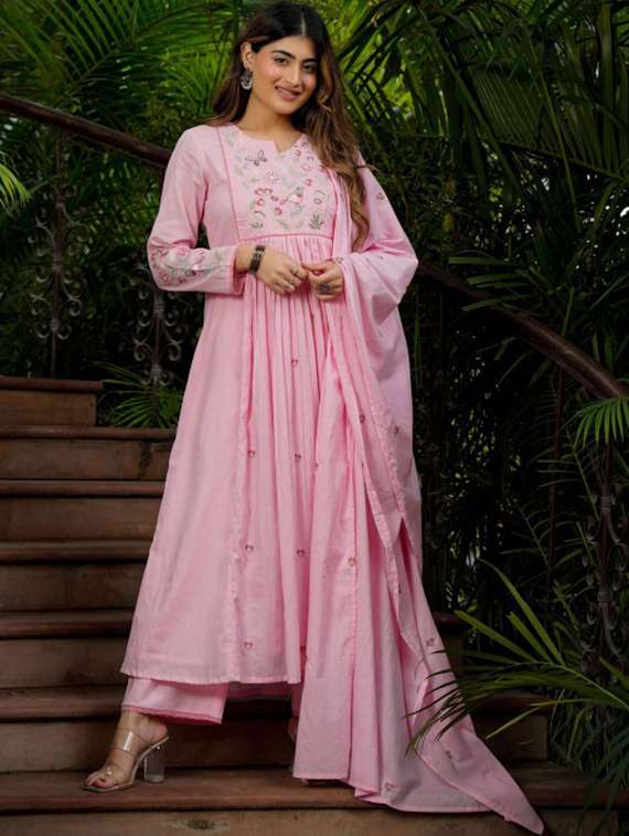 women embroidered long sleeves kurta pant set with dupatta