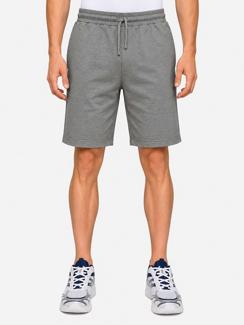 men solid mid rise regular fit shorts