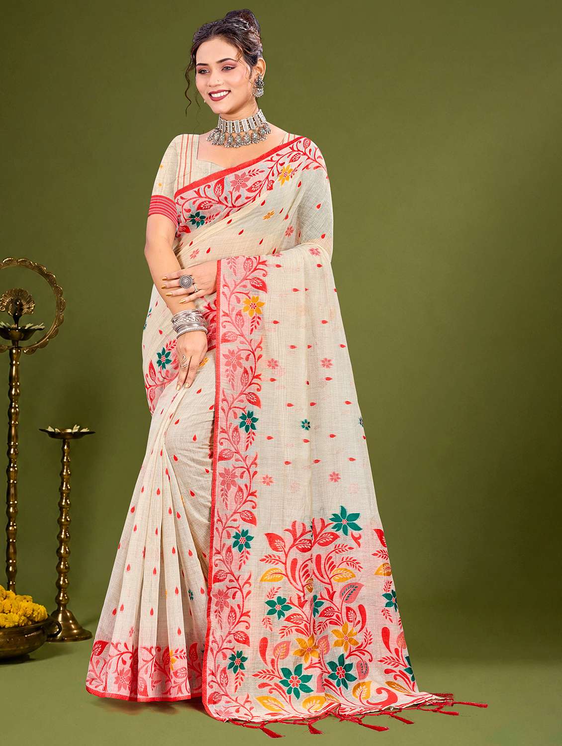 women floral self design bordered saree with blouse