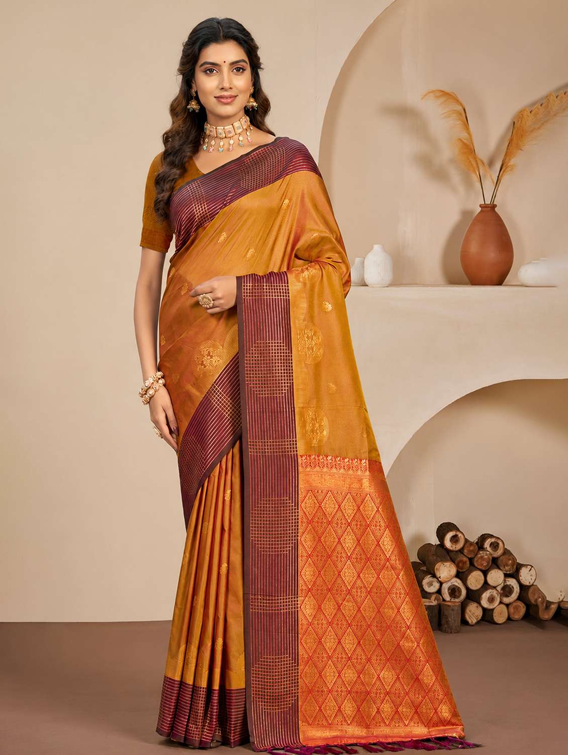 women self design bordered saree with blouse