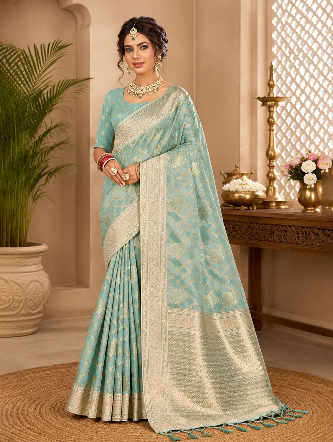 women self design bordered saree with blouse