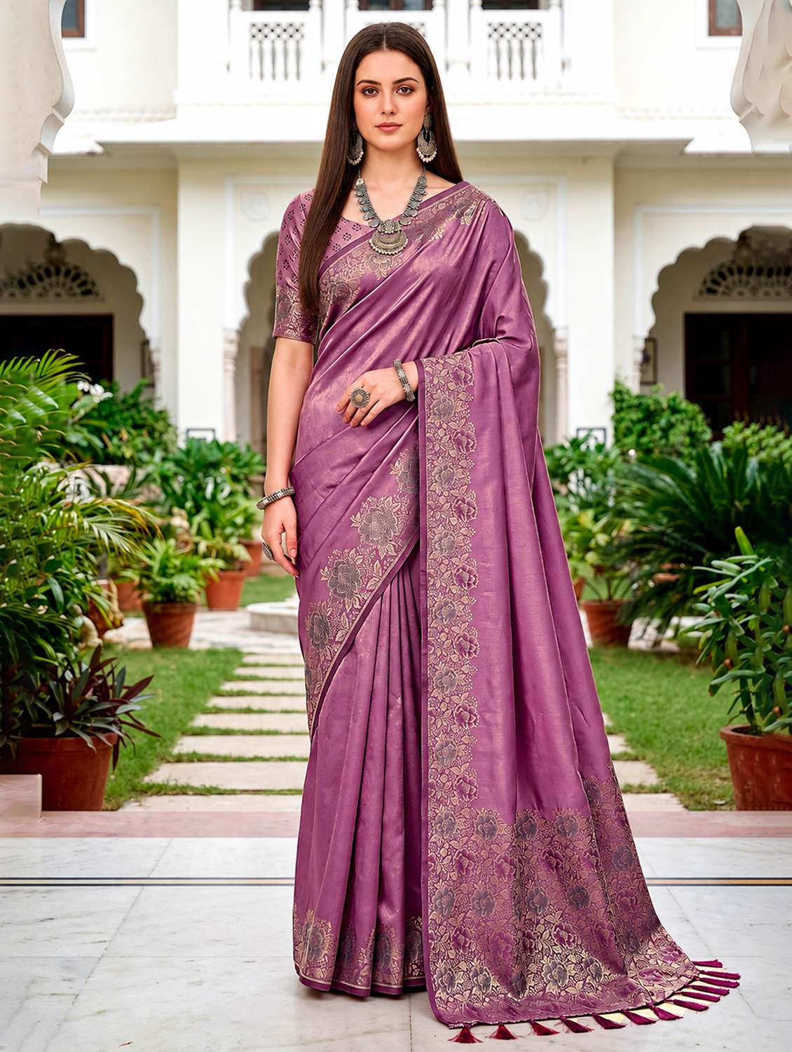 women solid with bordered saree with blouse