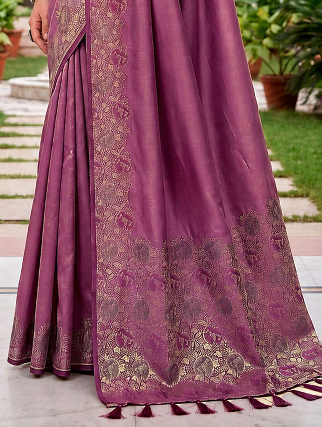 Women Solid With Bordered Saree With Blouse - 22618199 -  Standard Image - 3