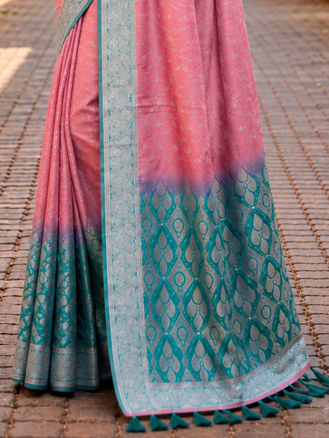 Women Self Design Banarasi Saree With Blouse - 22618206 -  Standard Image - 3