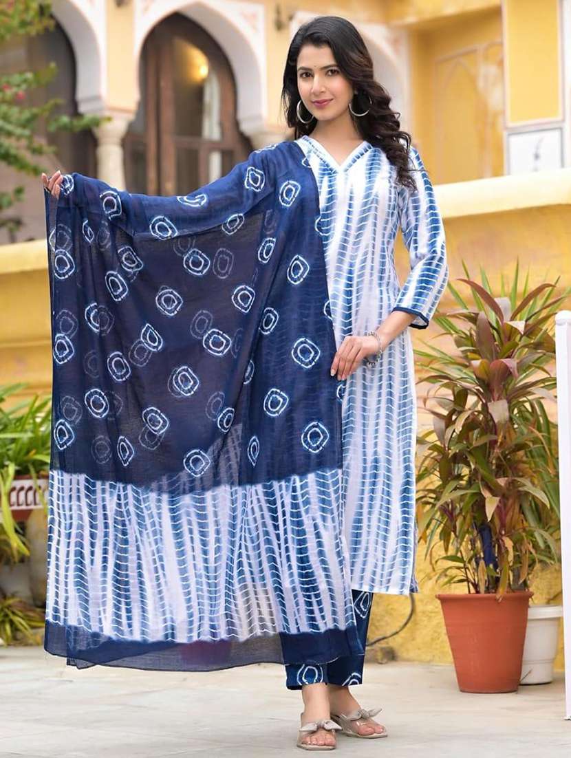 women tie and dye three quarter sleeves kurta pant set with dupatta