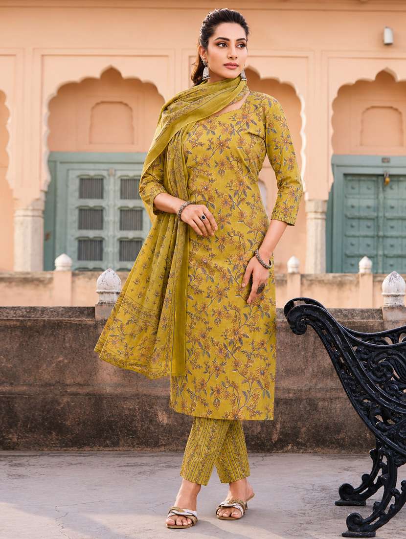 women printed three quarter sleeves kurta pant set with dupatta