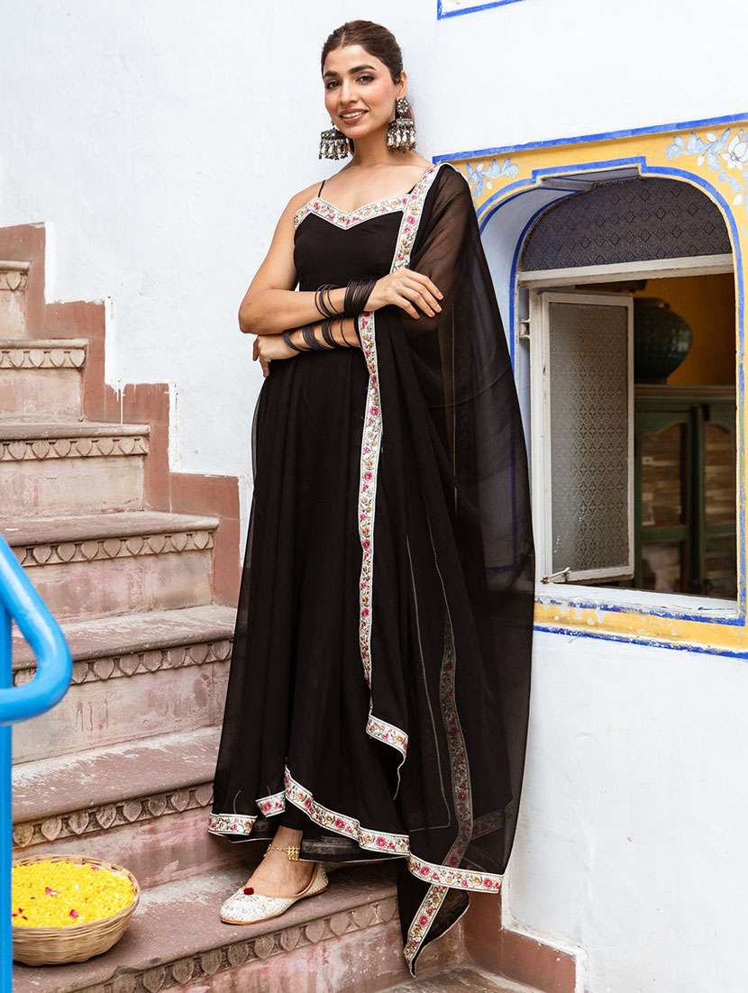 women embroidered sleeveless kurta pant set with dupatta