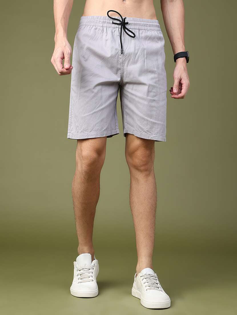 men solid mid rise regular fit shorts