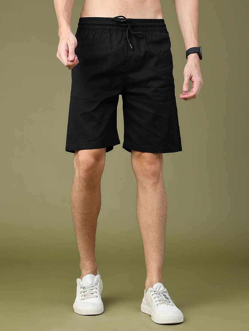 men solid mid rise regular fit shorts
