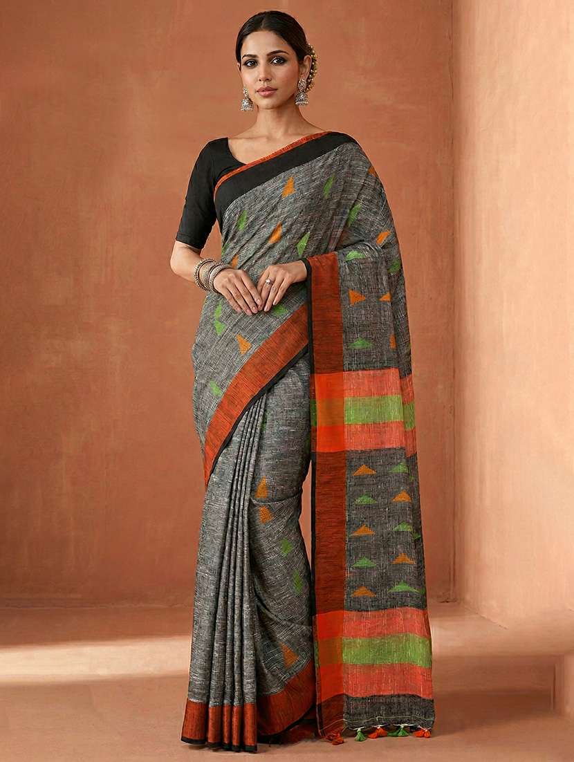 women self design handloom saree with blouse