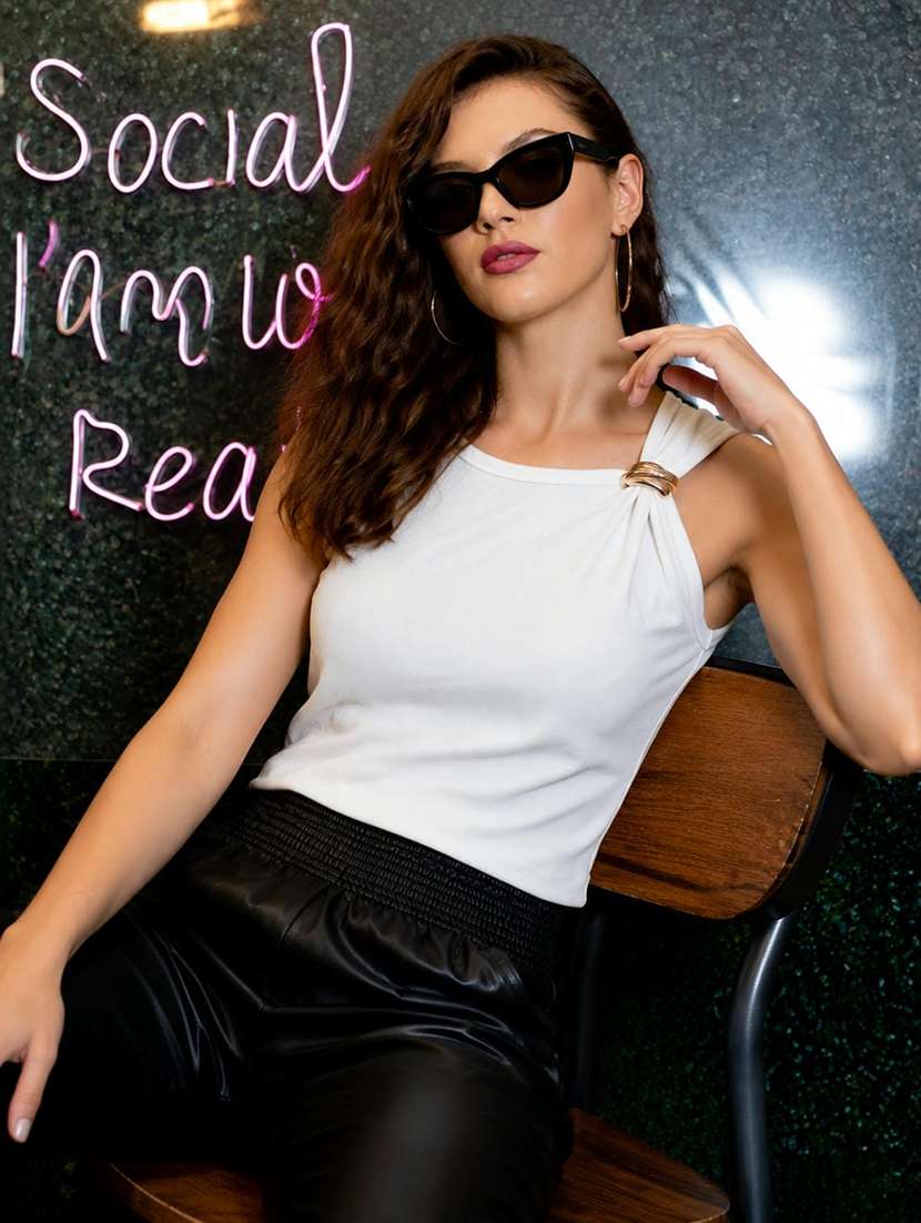 women solid sleeveless regular top