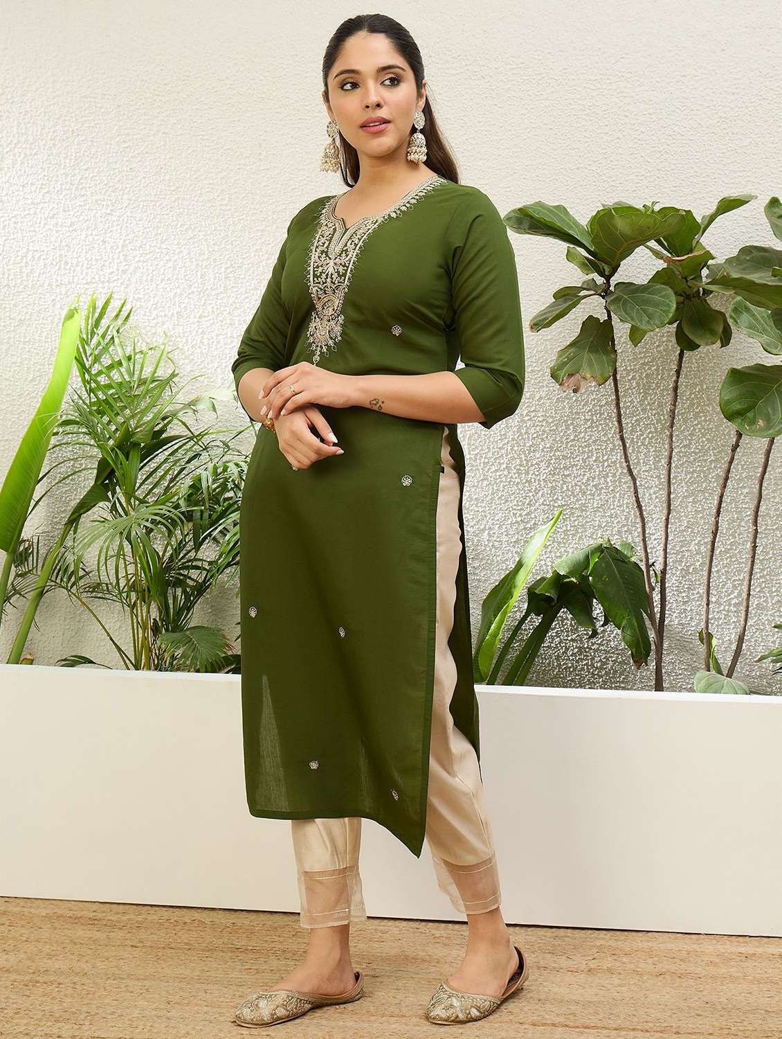 Women Solid With Work Three Quarter Sleeve Straight Kurta - 22639730 -  Standard Image - 3