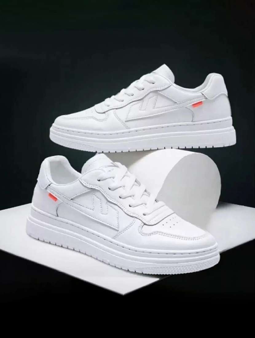 men white lace up sneaker