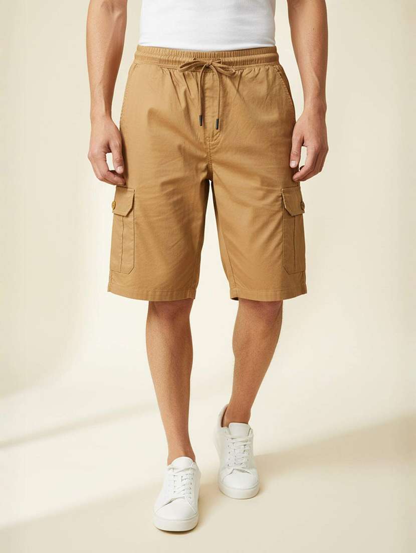 men solid mid rise regular fit cargo shorts