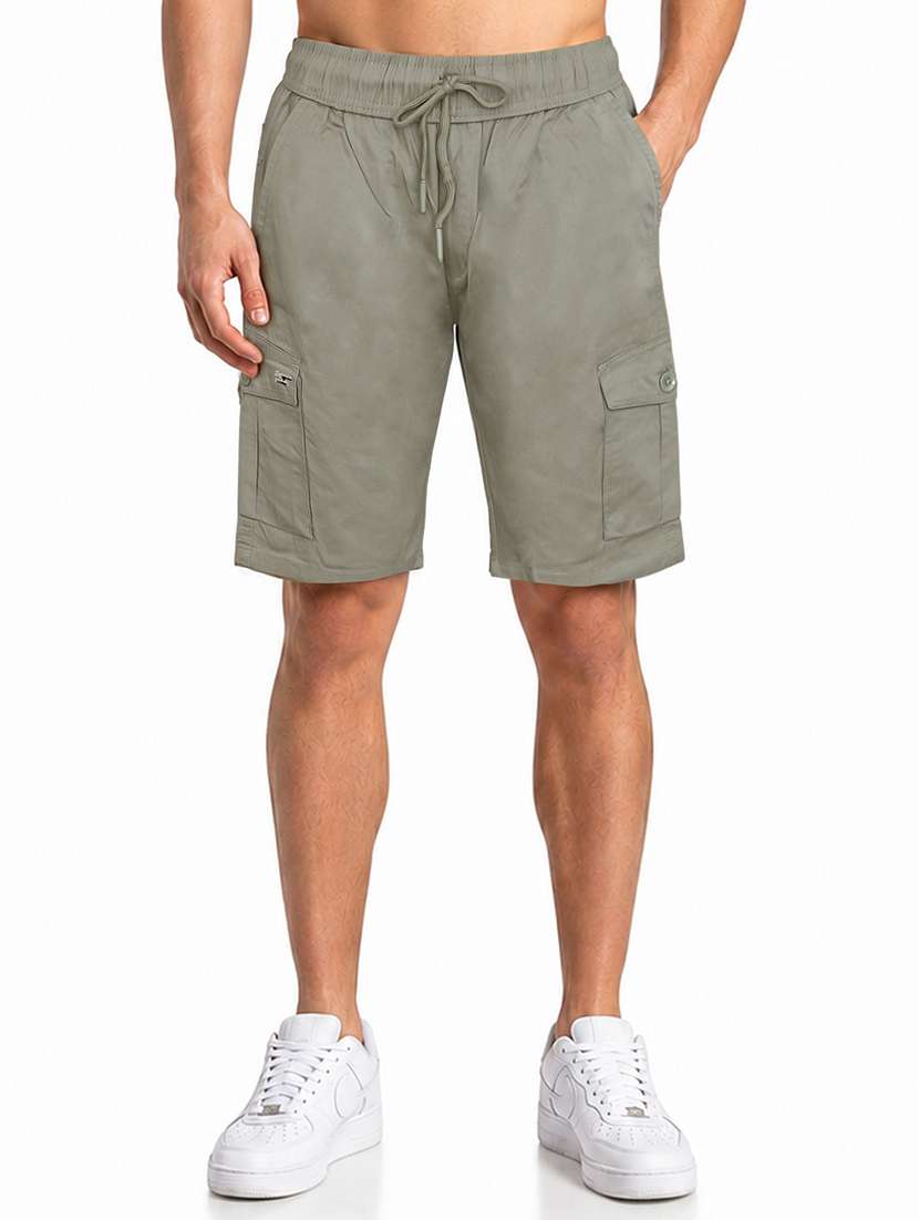 men solid mid rise regular fit cargo shorts
