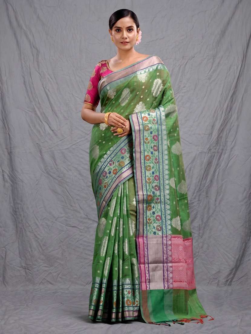 women self design bordered saree with blouse