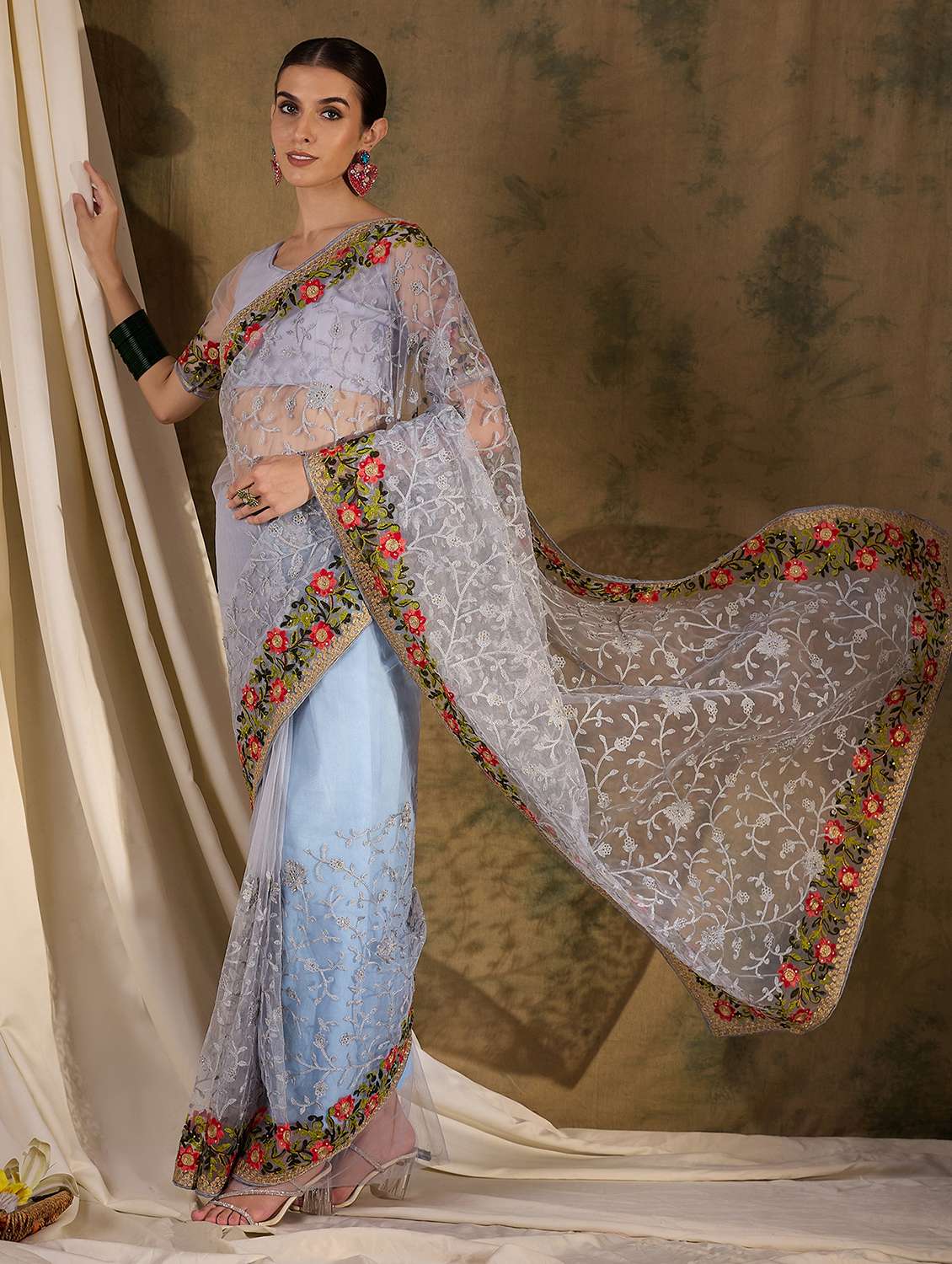 Women Solid With Work Embroidered Saree With Blouse - 22660434 -  Standard Image - 3