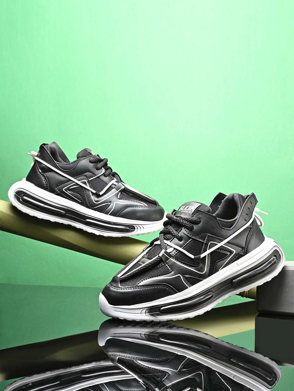 men textured lace up sneaker