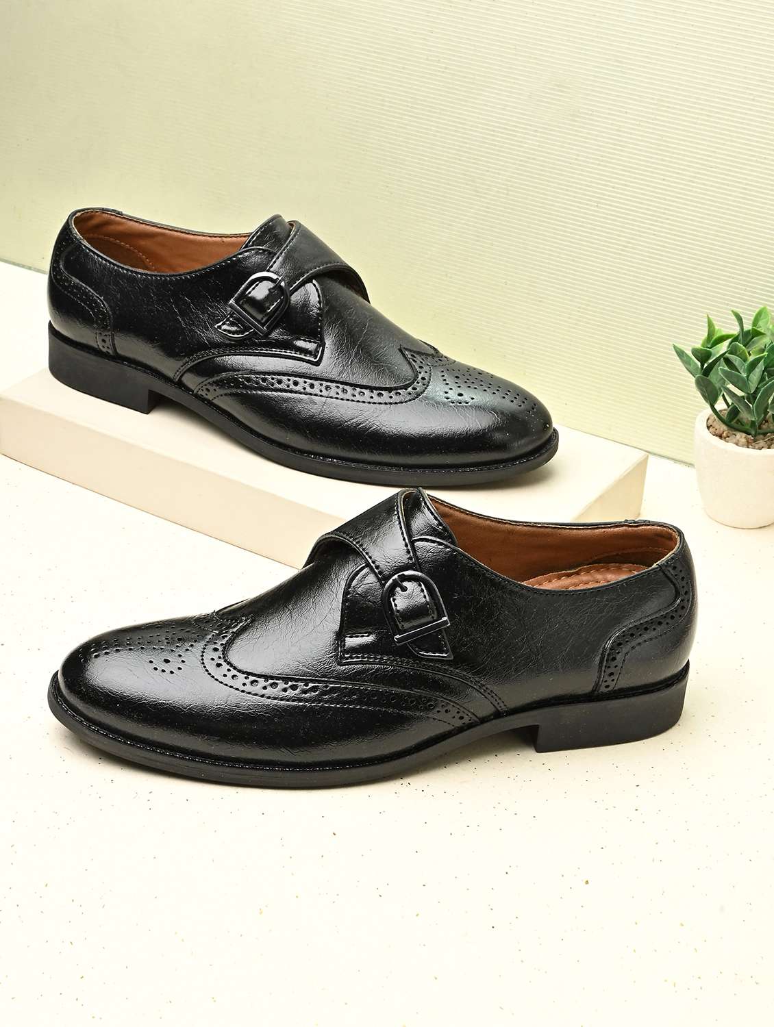 men textured slip on brouges shoes