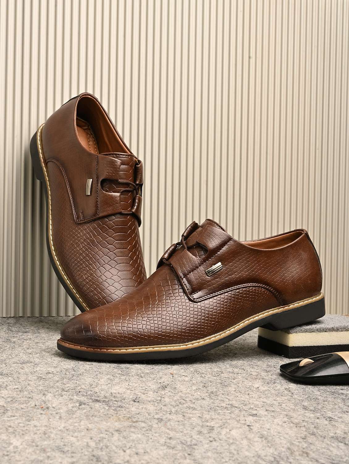men textured slip on formal shoes