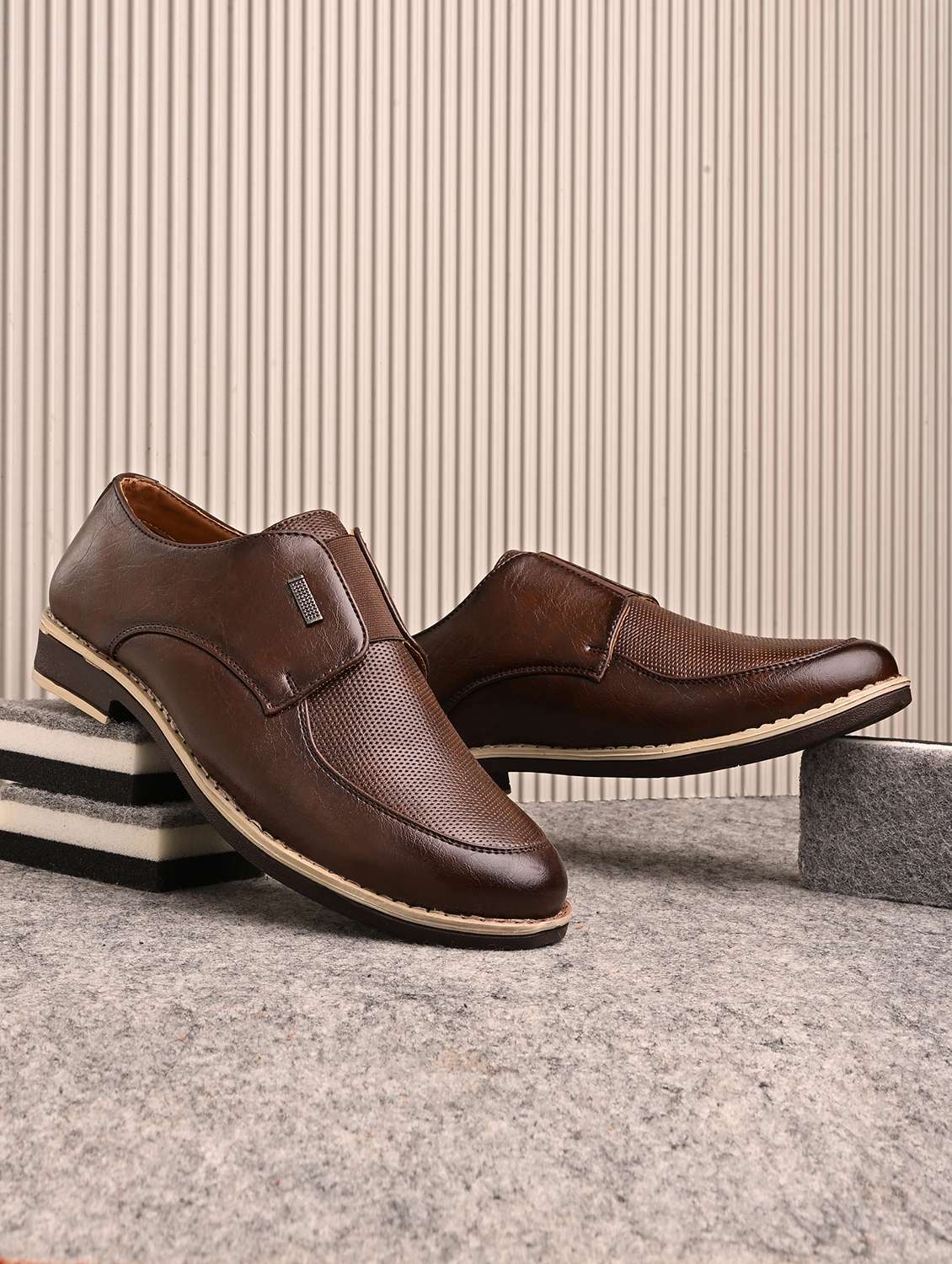 men textured slip on formal shoes