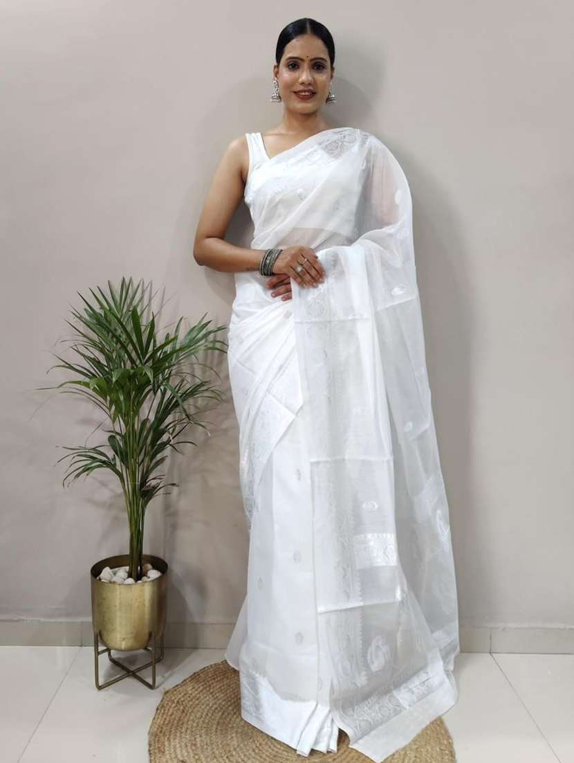 women self design bordered saree with blouse