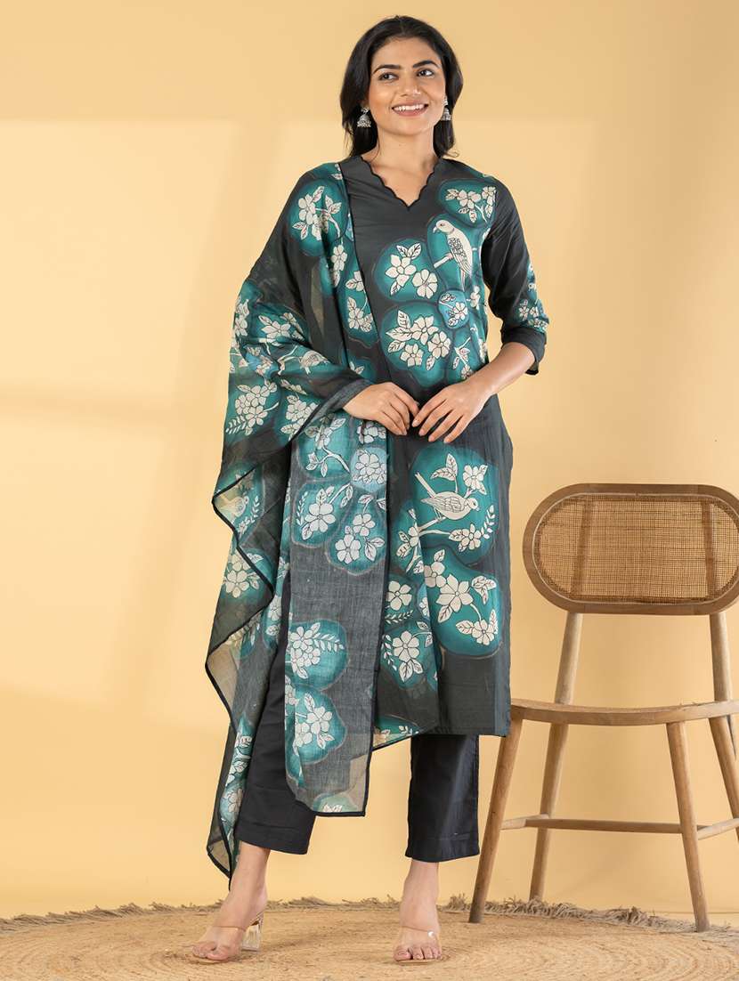 women printed three quarter sleeves kurta pant set with dupatta
