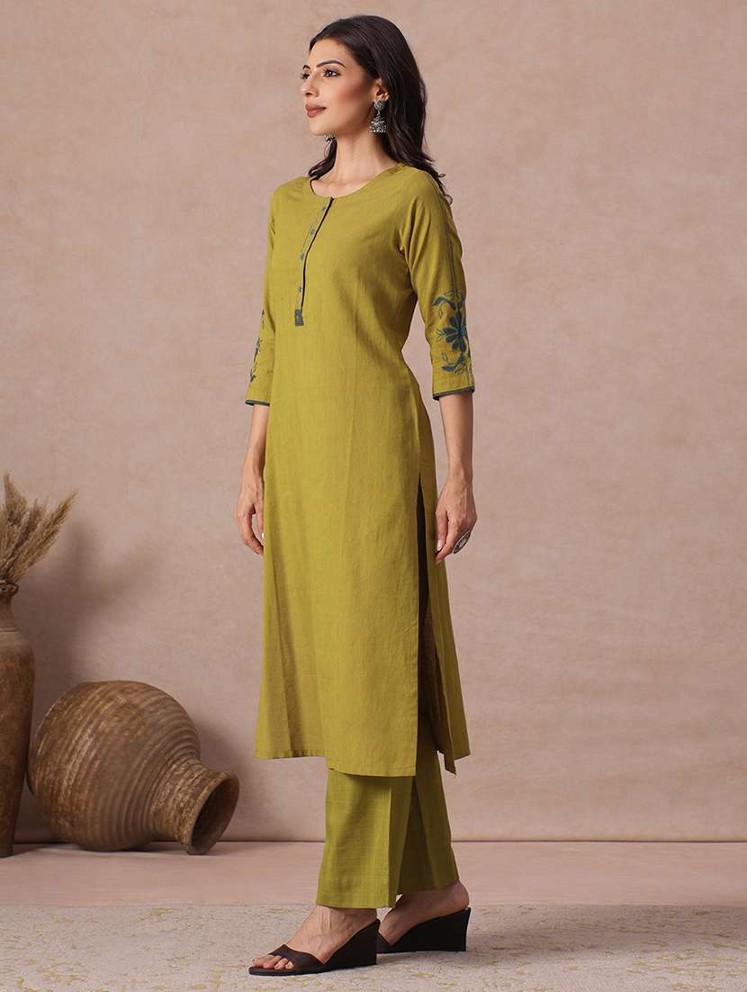 Women Embroidered Three Quarter Sleeves Straight Kurta - 22665494 -  Standard Image - 3