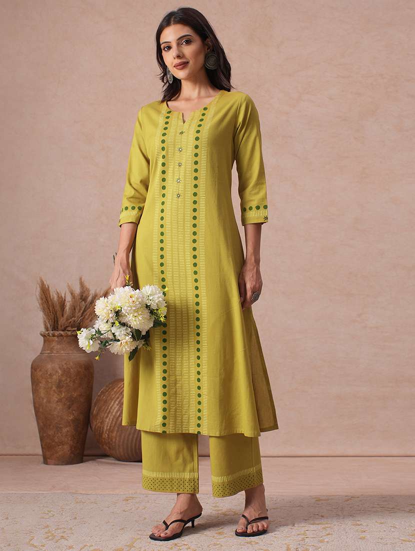 women printed three quarter sleeves kurta pant set