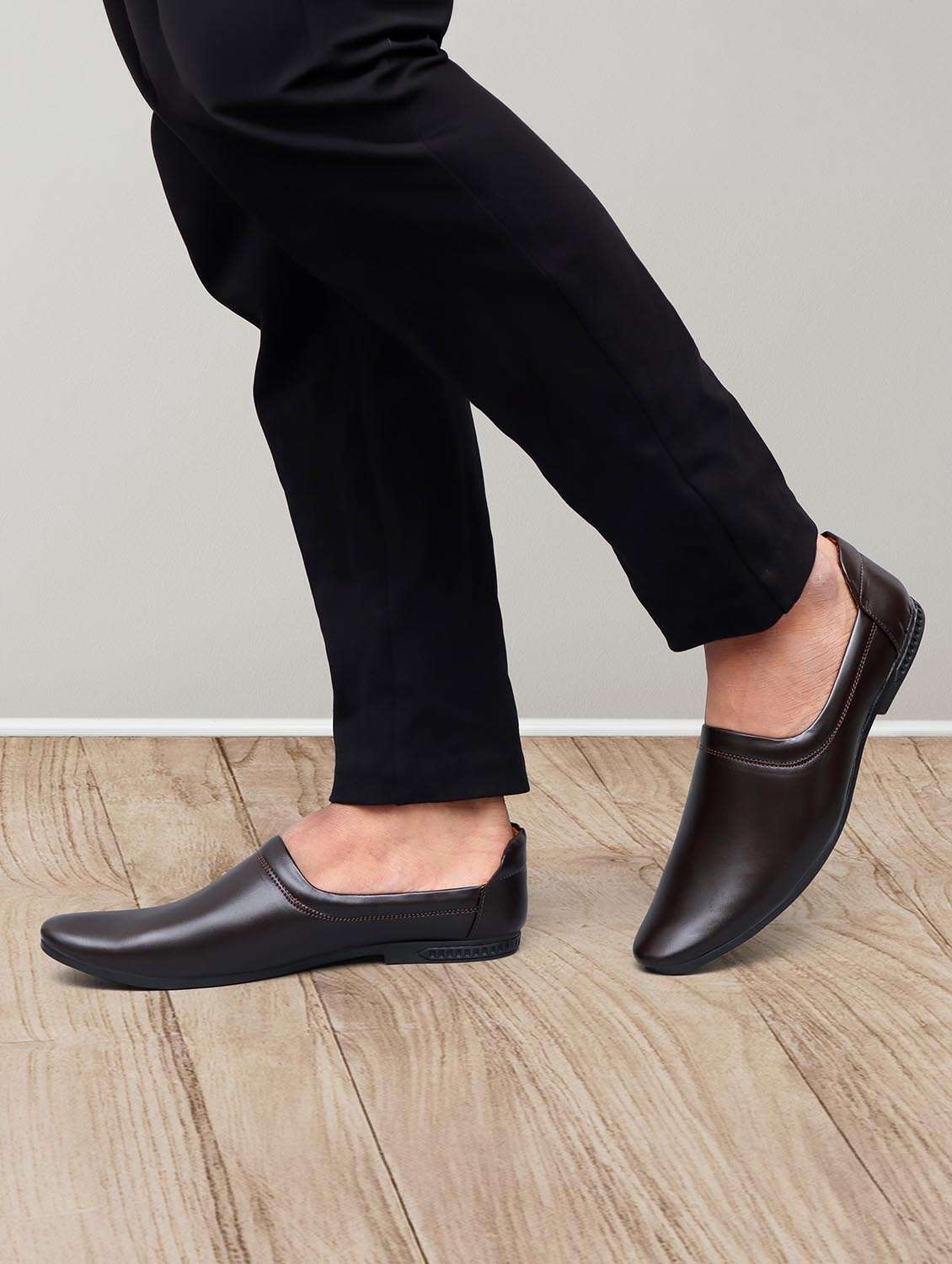 Men Solid Slip On Mojari - 22686168 -  Standard Image - 3