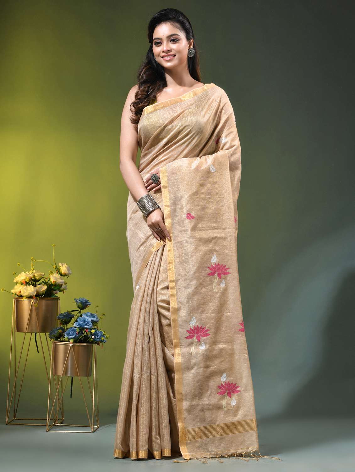 women self design handloom saree with blouse