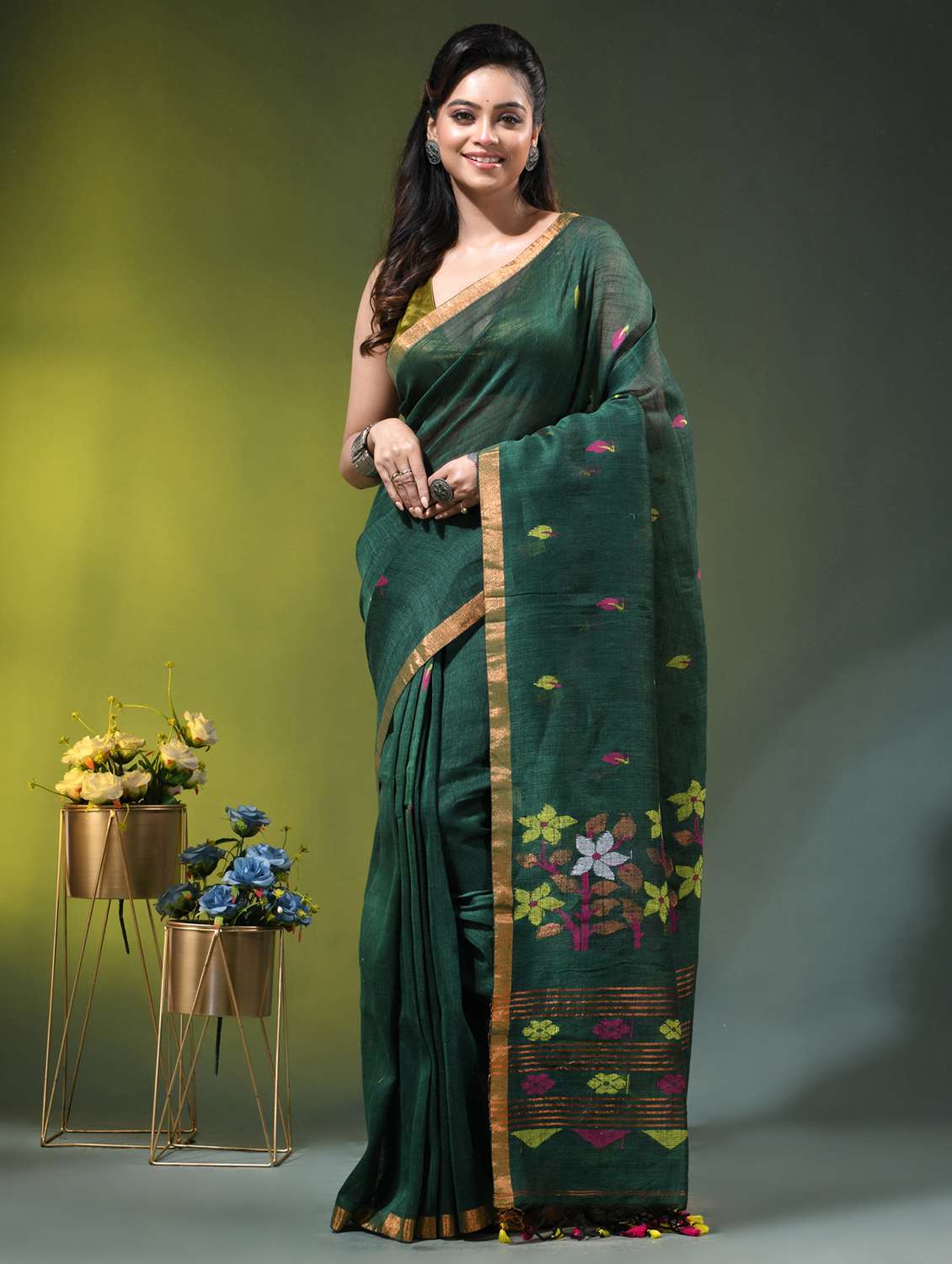 women self design handloom saree with blouse