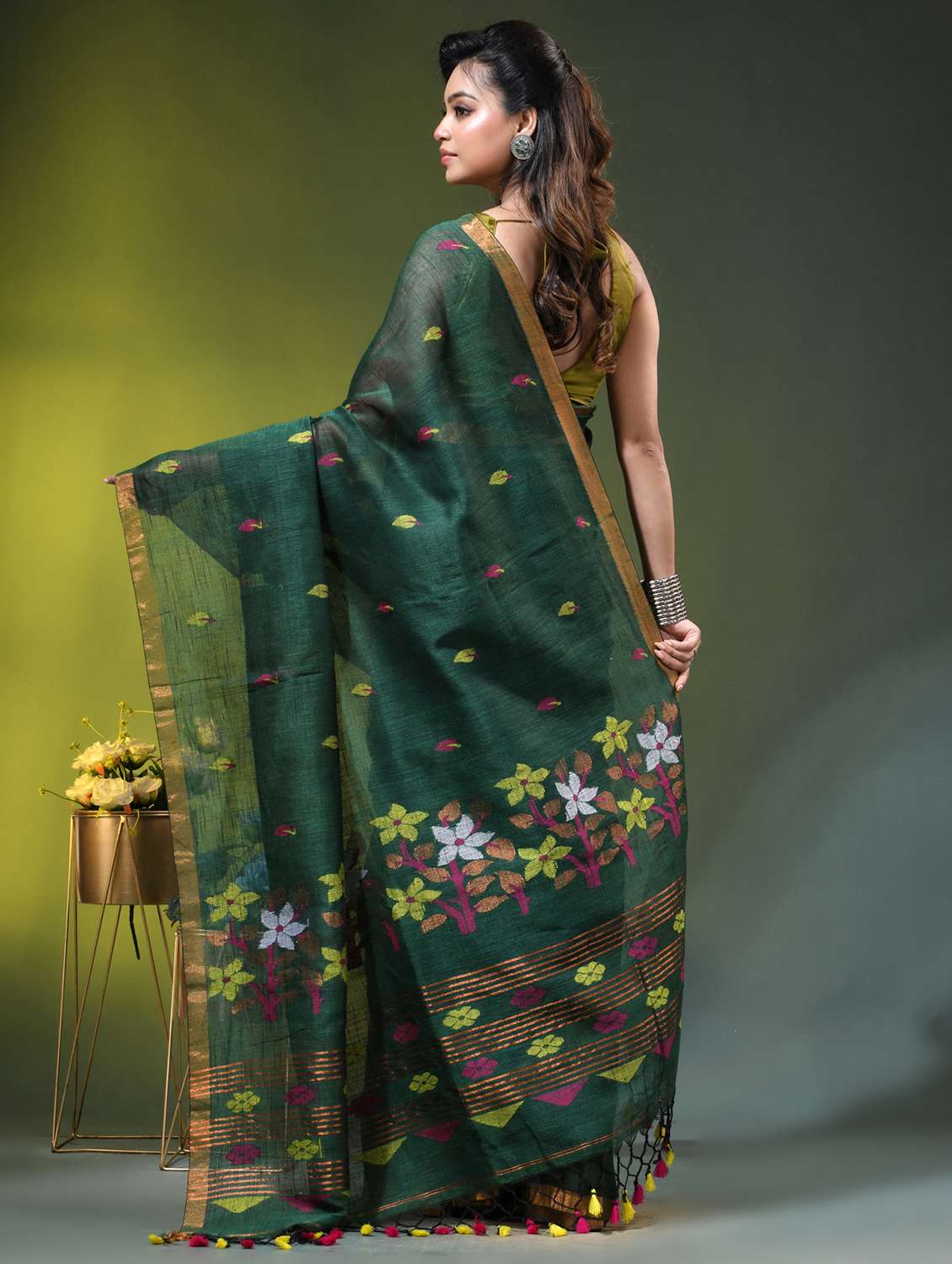 women self design handloom saree with blouse - 22686233 -  Standard Image - 3