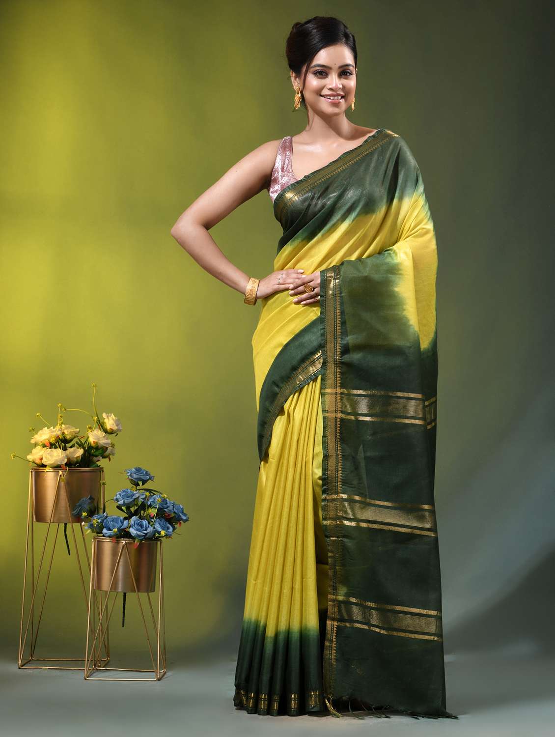 women solid with bordered saree with blouse