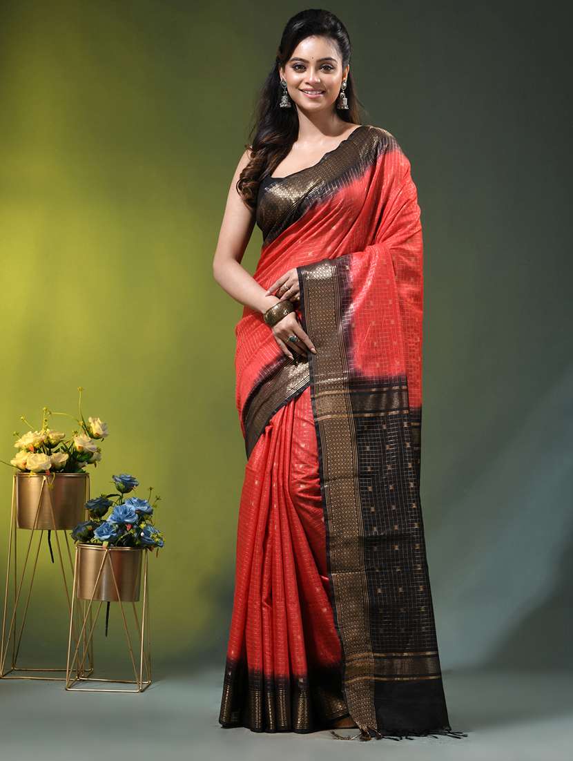 women self design bordered saree with blouse