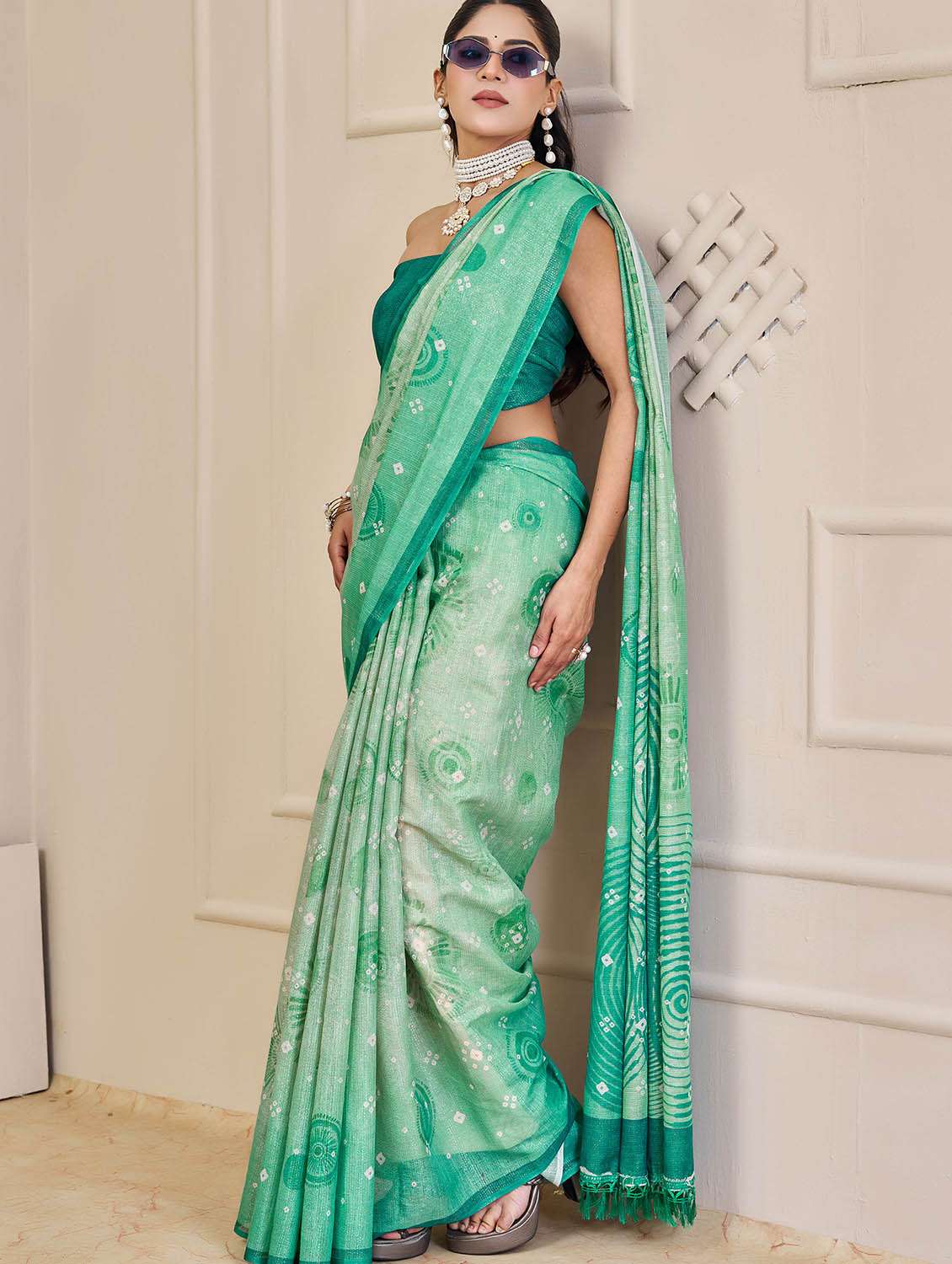 women printed casual wear saree with blouse - 22686629 -  Standard Image - 5