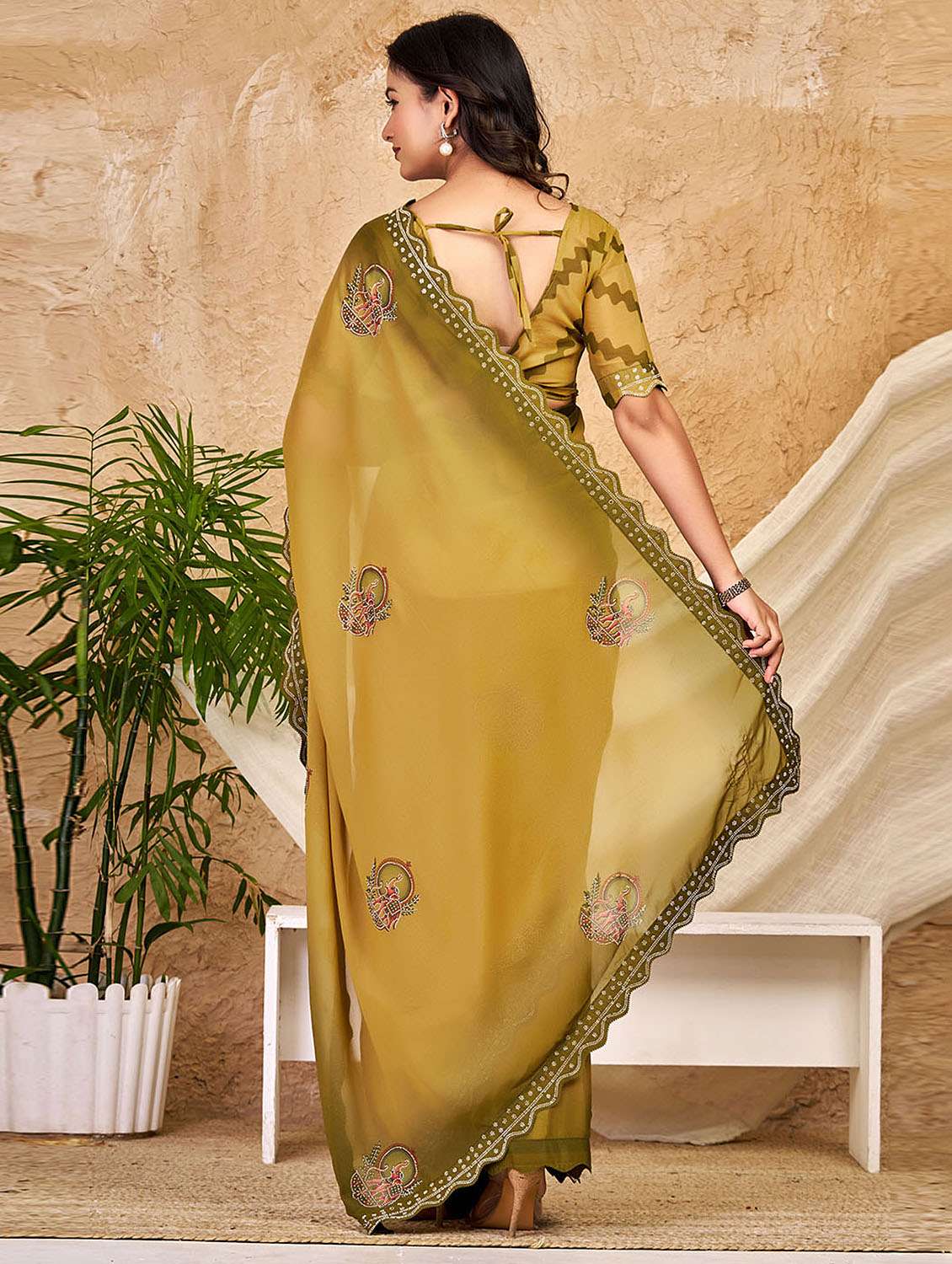 women printed embellished saree with blouse - 22686706 -  Standard Image - 3