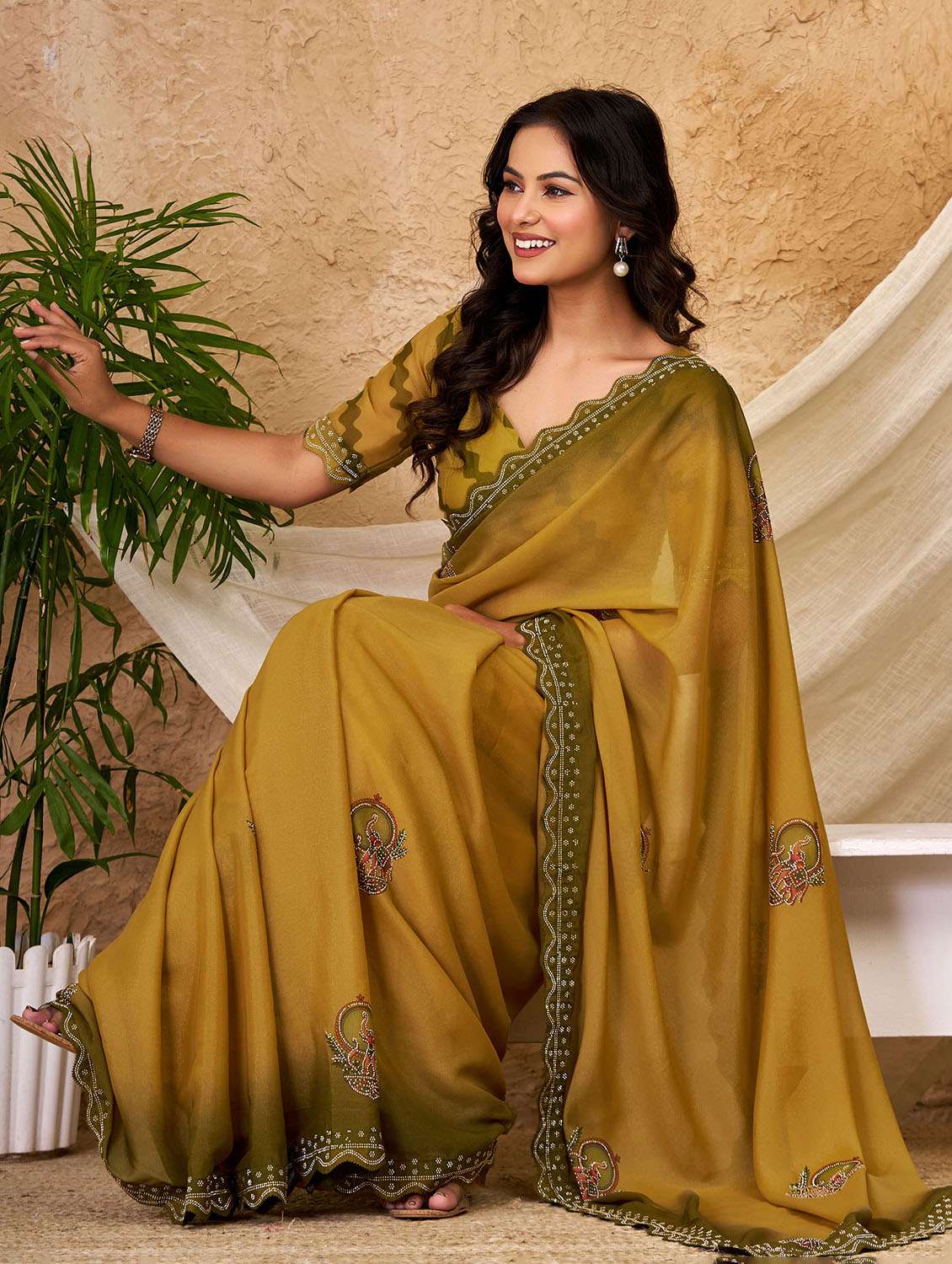 women printed embellished saree with blouse - 22686706 -  Standard Image - 5