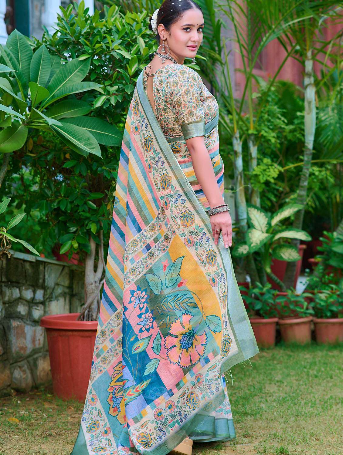 Women Printed Casual Wear Saree With Blouse - 22686788 -  Standard Image - 3