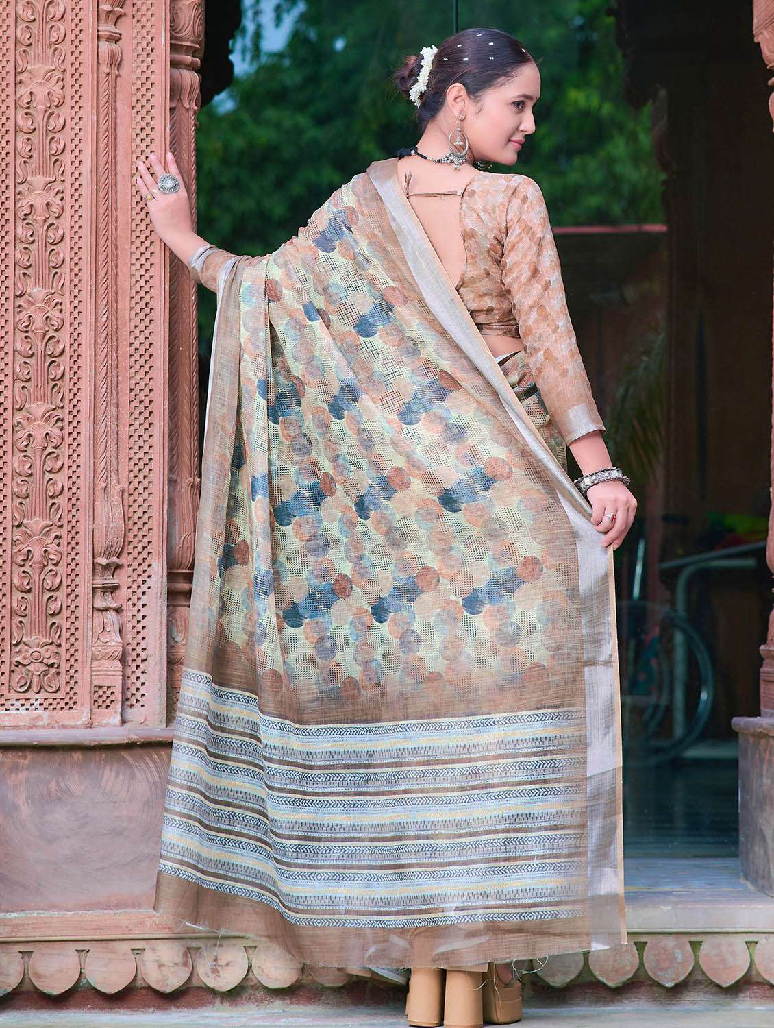 Women Printed Casual Wear Saree With Blouse - 22686791 -  Standard Image - 3
