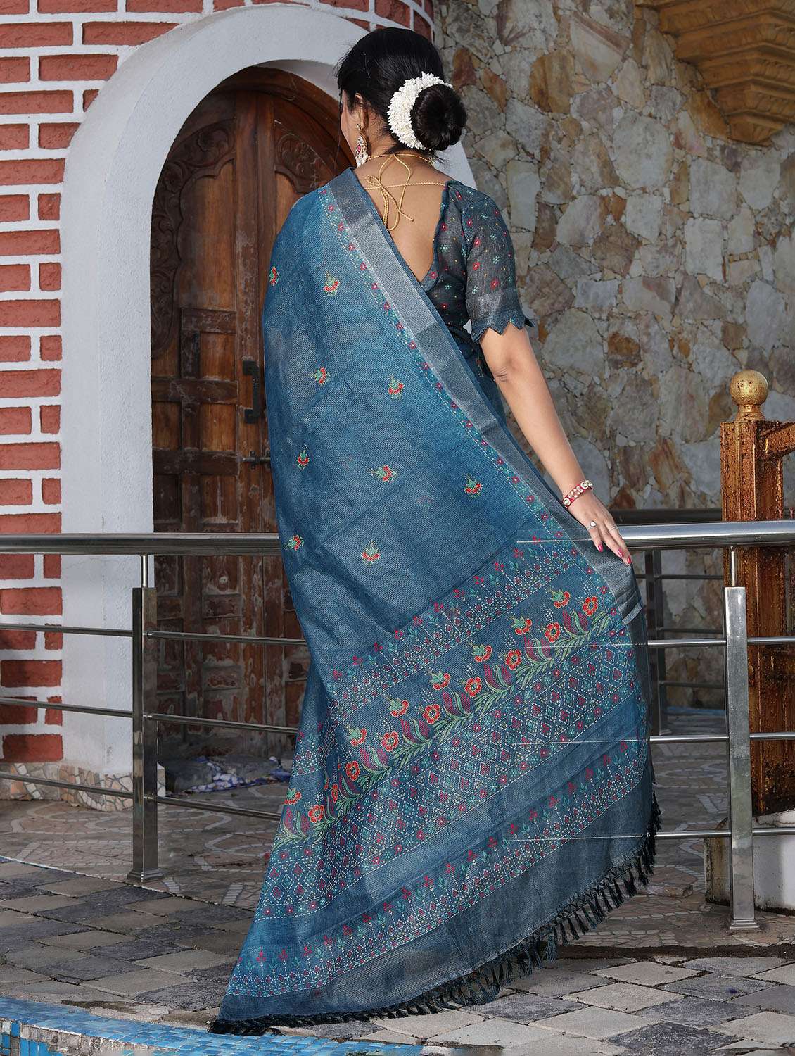 Women Printed Casual Wear Saree With Blouse - 22686839 -  Standard Image - 3