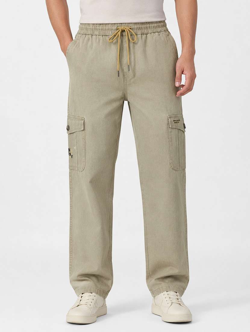 men solid mid rise regular fit cargo