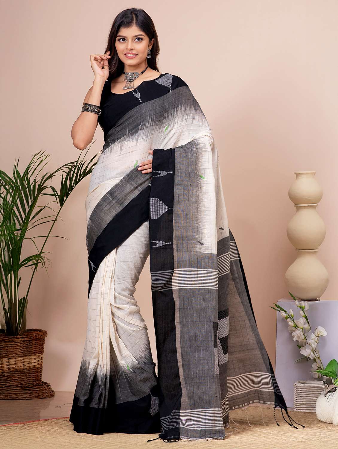 women self design handloom saree with blouse