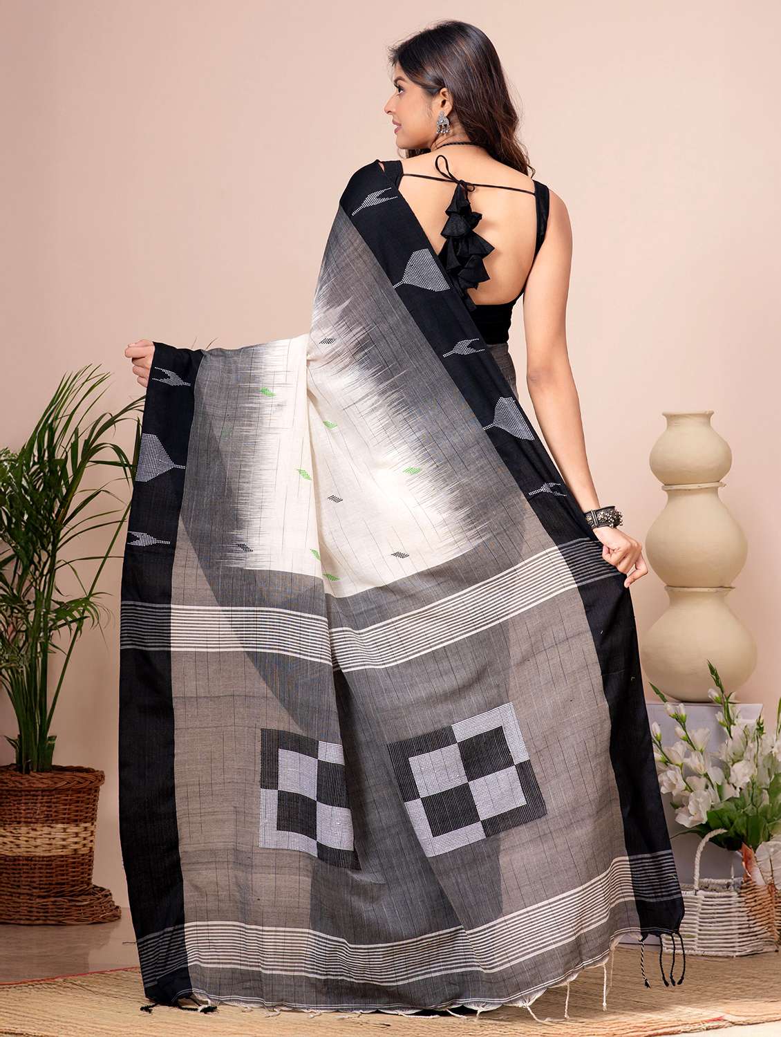 Women Self Design Handloom Saree With Blouse - 22687612 -  Standard Image - 3