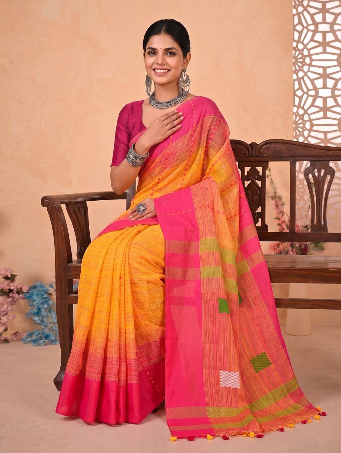 Women Self Design Handloom Saree With Blouse - 22688041 -  Standard Image - 3