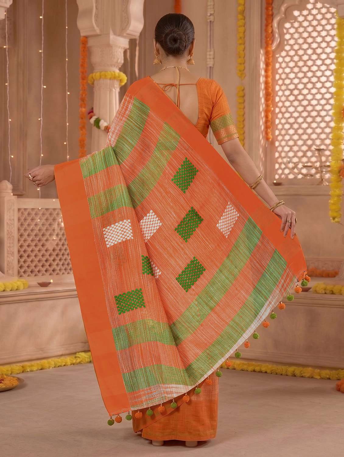 Women Self Design Handloom Saree With Blouse - 22688042 -  Standard Image - 3