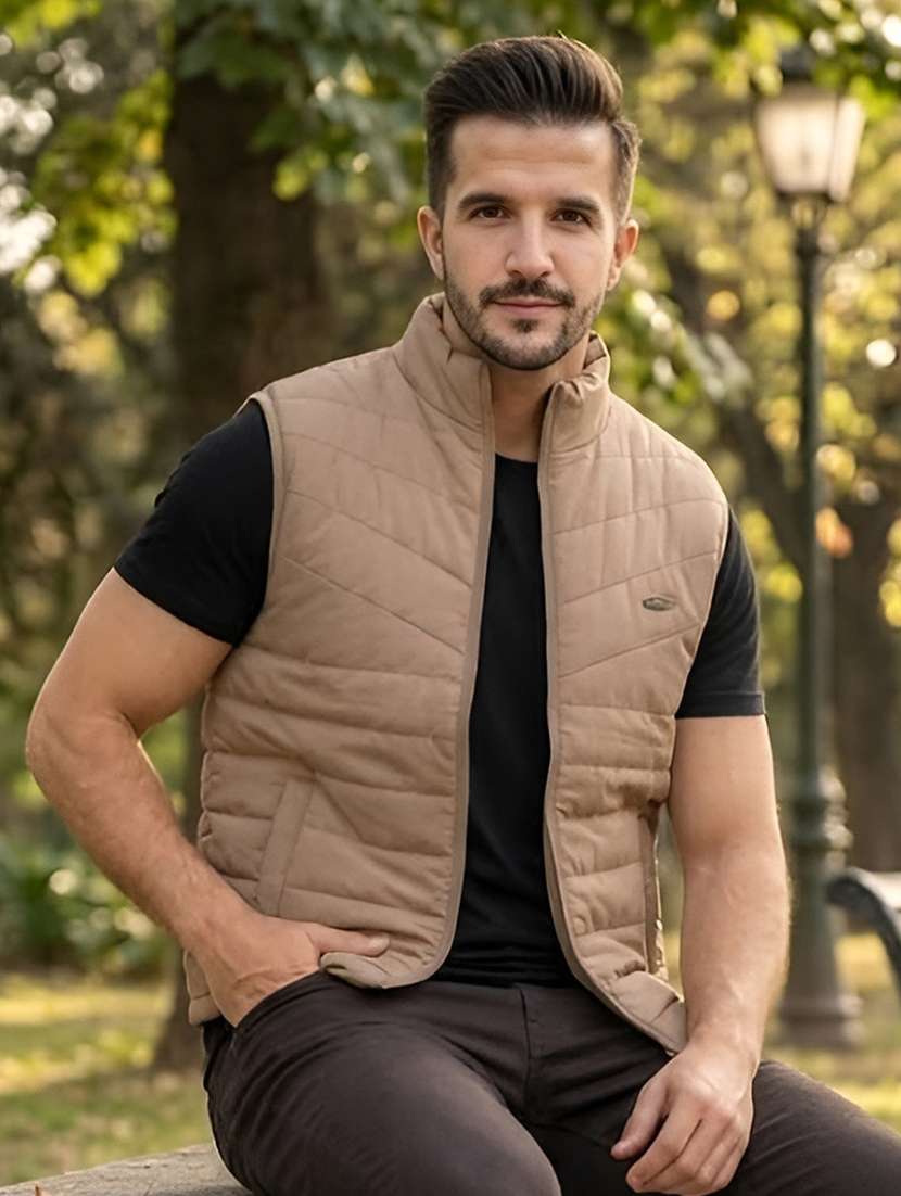 men solid sleeveless puffer jacket