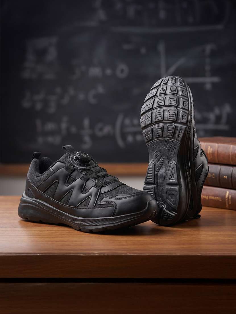 boys textured slip on sports shoes